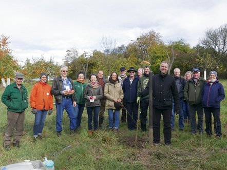 Gruppenfoto der Teilnehmer der Streuobst-Exkursion im Rahmen der Pflanzaktion zur Hessischen Lokalsorte des Jahres 2023, der Bischofsmütze