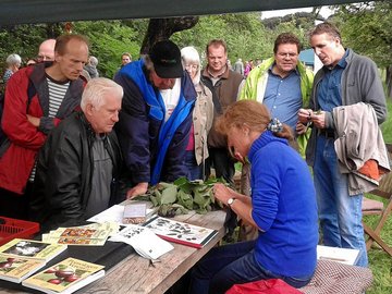 Sortenbestimmung mit Dr. Annette Braun-Lüllemann (Pomologenverein) und dem niedersächsischen Umweltminister Stefan Wenzel (ganz rechts; Foto: LPV)
