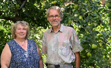 Michael Ruhnau ist zu Besuch im Garten seiner Schwester Karin Ruhnau. © WFB/Carmen Jaspersen